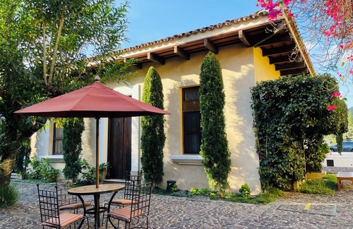 Antigua Guatemala Villa | Charming villa in Antigua 1 km from park, heated swimming pool, parking Shuttle