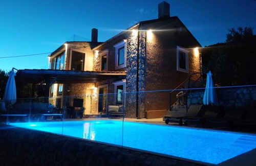 Banjol House | Charming Villa with best seview