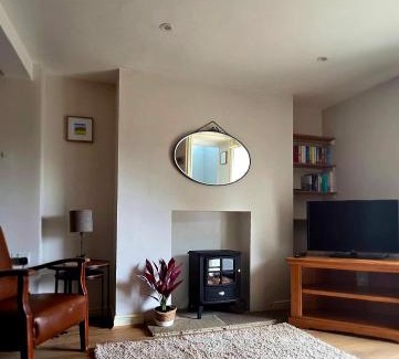 Stamford Apartment | Charming Village Cottage with Parking