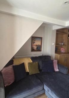 Stamford Apartment | Charming Village Cottage with Parking