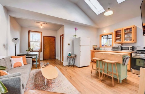 Emeryville Apartment | Charming Vintage 2BR Apartment in Oakland