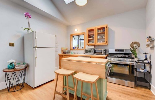 Emeryville Apartment | Charming Vintage 2BR Apartment in Oakland
