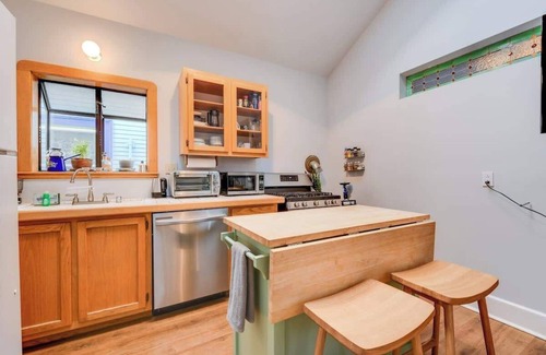 Emeryville Apartment | Charming Vintage 2BR Apartment in Oakland