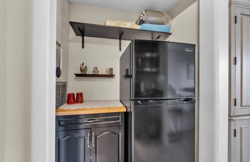 Fort Walton Beach Condo | Charming waterfront studio in wonderful Fort Walton Beach, FL w/awesome pool
