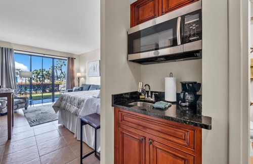 Fort Walton Beach Condo | Charming waterfront studio in wonderful Fort Walton Beach, FL w/awesome pool