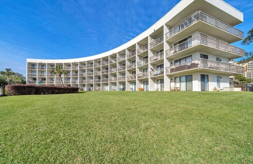Fort Walton Beach Condo | Charming waterfront studio in wonderful Fort Walton Beach, FL w/awesome pool