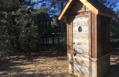 Elmo Cabin | Charming Waterfront Treehouse in Kaufman Texas