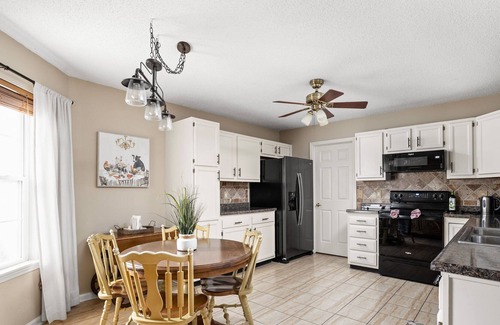 Westfield House | Charming Westfield Abode, Proximity to Grand Park!