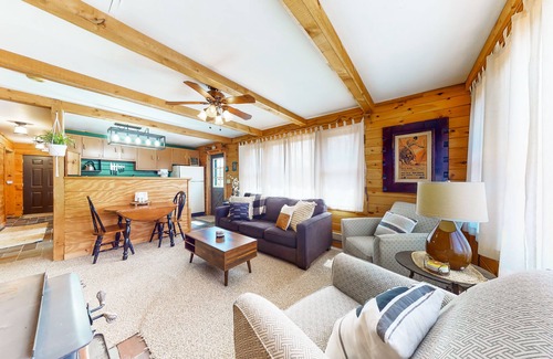 Watkins Glen House | Charming wilderness cabin with a scenic deck, grill, & arcade game