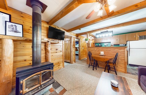 Watkins Glen House | Charming wilderness cabin with a scenic deck, grill, & arcade game