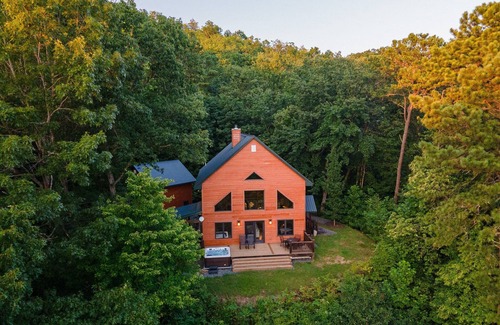 Whittier Cabin | Chasing Sunsets: A Cozy 2-Bedroom Cabin in Smoky Mts with Stunning Mountain Views.