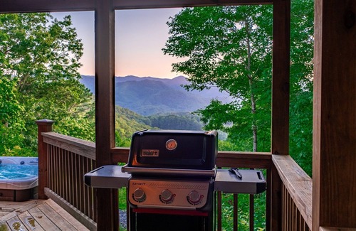 Whittier Cabin | Chasing Sunsets: A Cozy 2-Bedroom Cabin in Smoky Mts with Stunning Mountain Views.