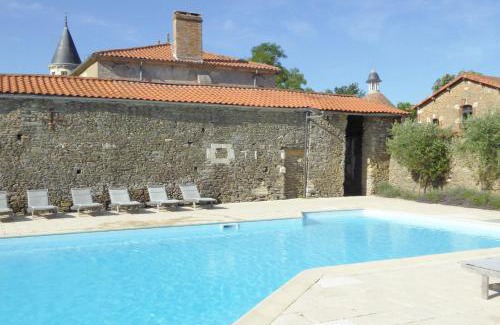 Moutiers-sur-le-Lay Bed & Breakfast | Chateau Breduriere