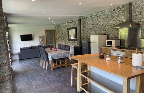 Meillon Cabin | Chateau pool house, 1.5 hectares of garden, perfect for families