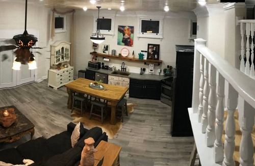 New Iberia Cottage | Chateau Royale, 5 STARS Havin Fun On Da Bayou, Downtown, 2BRM-2BATH+LOFT & Huge Deck! Pet Friendly!