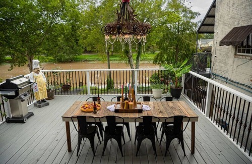 New Iberia Cottage | Chateau Royale, 5 STARS Havin Fun On Da Bayou, Downtown, 2BRM-2BATH+LOFT & Huge Deck! Pet Friendly!