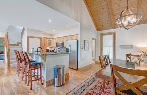 Foscoe House | Chatham Trade- Luxury House, Mountain Gated Community, Private Hot Tub, Air Hockey Table, Indoor.