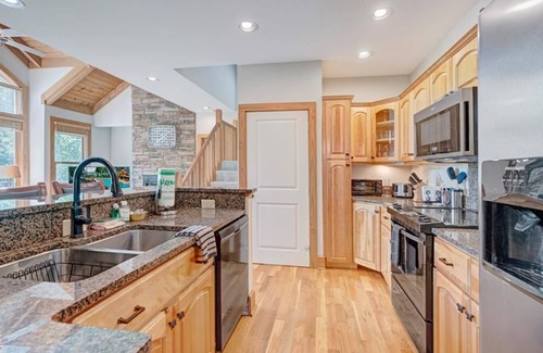 Foscoe House | Chatham Trade- Luxury House, Mountain Gated Community, Private Hot Tub, Air Hockey Table, Indoor.