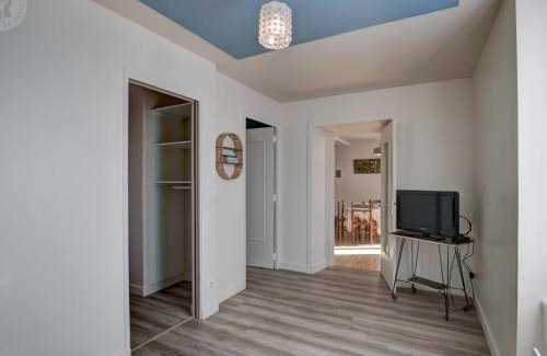 Chazelles-sur-Lyon Apartment | Chazelles-sur-Lyon : Appartement cosy avec Wi-Fi, terrasse et salon agréable - FR-1-496-298