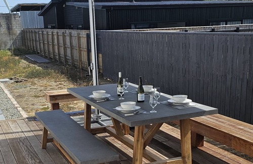 Martinborough House | Che Bella on Naples. Fully Restored 2 Bedroom. 2 minute walk to the Square.