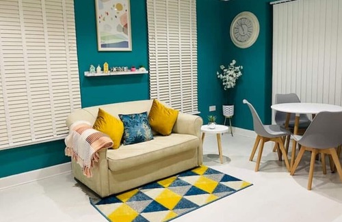 Wakefield House | Cheerful 2-bed townhouse in Wakefield with parking