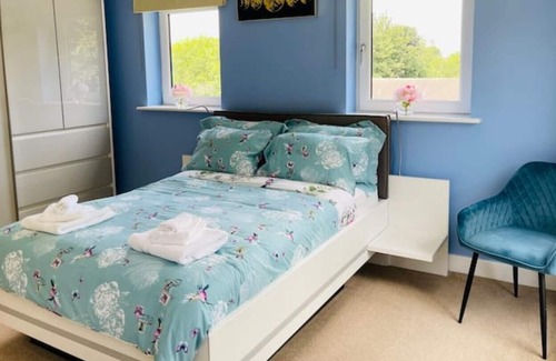 Wakefield House | Cheerful 2-bed townhouse in Wakefield with parking