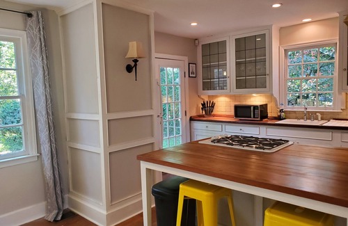 Montgomery House | Cheerful 2 BR Near Colleges, Downtown, Attractions