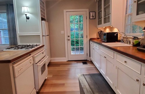 Montgomery House | Cheerful 2 BR Near Colleges, Downtown, Attractions