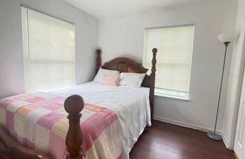 Cave Spring House | Cheerful 3 bed house with fast Wi-Fi & parking