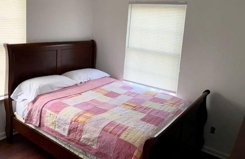 Cave Spring House | Cheerful 3 bed house with fast Wi-Fi & parking