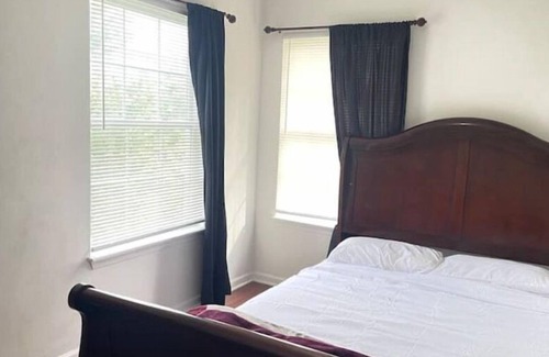 Cave Spring House | Cheerful 3 bed house with fast Wi-Fi & parking
