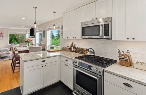 West Woodland House | Cheerful 3-bedroom house with stunning backyard!