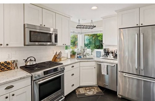 West Woodland House | Cheerful 3-bedroom house with stunning backyard!