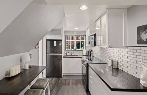 West Woodland House | Cheerful 3-bedroom house with stunning backyard!