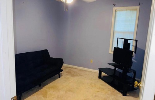 Dothan House | Cheerful 3 bedroom house with fireplace!