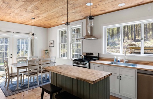 Moretown Cottage | Cheerful 3 Bedroom Mountain Cottage