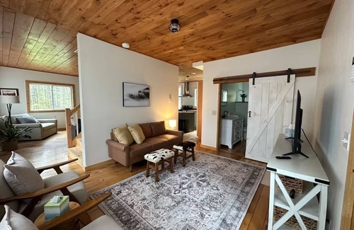 Moretown Cottage | Cheerful 3 Bedroom Mountain Cottage