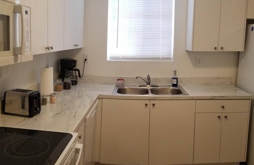 Florida City House | Cheerful 3 Bedroom T/house steps away of Key Largo