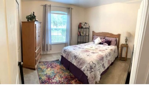 OakLeaf Plantation House | Cheerful 3 bedroom and 2 bathroom room house on a pond.
