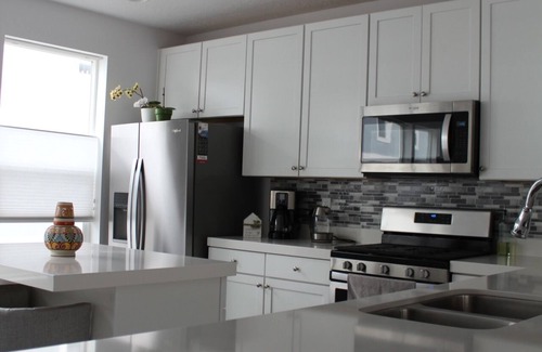 Taylorsville House | Cheerful 3-bedroom townhouse, parking on premises