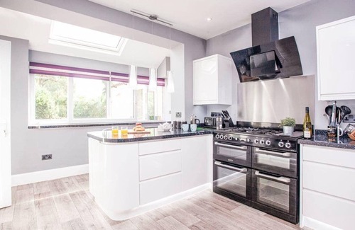 Paignton House | Cheerful 6 bedroom property with cinema room