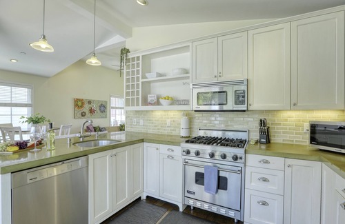 Avila Beach Condo | Cheerful Condo 3 min Walk to Beach - Pet OK