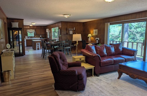 Georgia Coast House | Cheerful cozy lake retreat - Newly Renovated in 2025 - New Floors and New HVAC