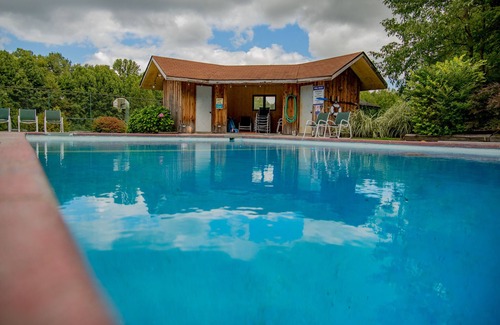 Huntsburg Villa | Cheerful Family Manor- Sleeps 25 w/hot tub and private pool in Amish Country