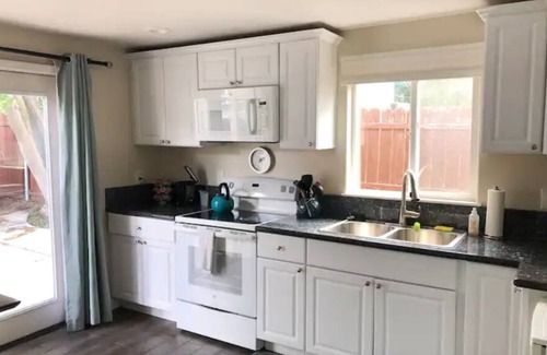 Southwestern Sacramento House | Cheerful & Modern Garden Studio with King Bed!