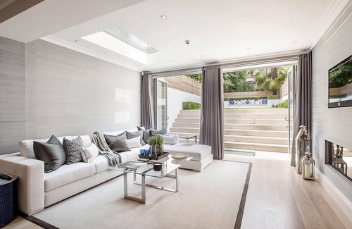 Redcliffe House | Chelsea Townhouse! Perfect for a Family Getaway in London
