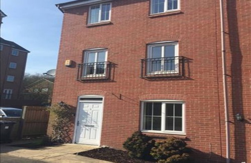 Newcastle-Under-Lyme House | Chervil View – Private Double Bedroom with shared facilities