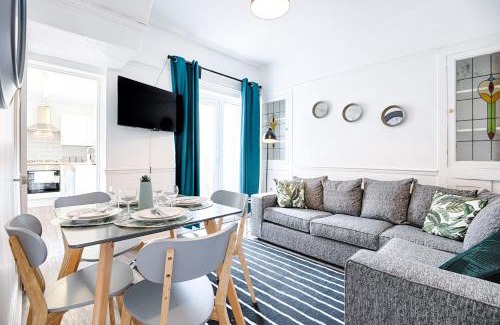 Sketty House | Chesshyre Accommodation - TV in Every Bedroom!