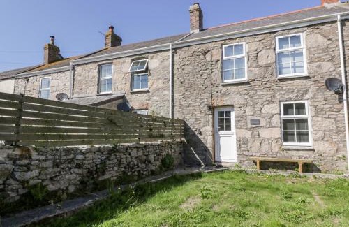 Pendeen House | Chi Lowen