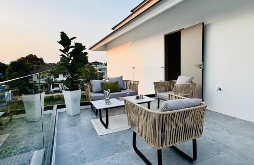 Wat Ket Villa | Chiang Mai City Center Luxury Pool Villa 4 Bedrooms 5 Bathrooms, Close to Chang Klan Road Business District, Chiang Mai Inner Ring, 5-Star Luxury Pool Holiday Villa
